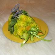 kawa�ek tortu kwiatowego; santini, dzwonek irlandzki, eustoma, trachelium