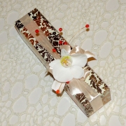 Upominek w podzi�kowaniu; papier metalizowany, �ywy kwiat storczyka, szklane kryszta�ki