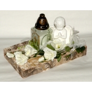 Kompozycja nagrobna; kora brzozy, sztuczne kwiaty, porcelanowy anio�ek, znicz
