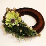 Wianek nagrobny; s�oma, kwiaty sztuczne, dodatki