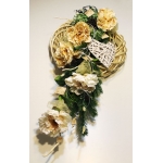 Wianek nagrobny; wiklina, sztuczne kwiaty, dodatki