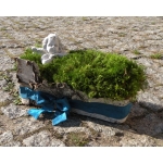 Dekoracja nagrobna; kora brzozy, mech, gipsowy anio�ek