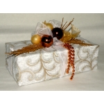 Prezent gwiazdkowy; papier drukowany, koraliki, dodatki