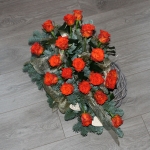 Wi�zanka nagrobna na wianku wiklinowym; �ywy stroisz jod�owy, �ywe r�e, siatka metalizowana