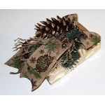 Prezent gwiazdkowy; folia metalizowana drukowana, ta�ma drukowana, ga��zka �ywej jod�y, szyszka sosnowa