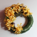 Wianek nagrobny; s�oma, kora, sztuczne kwiaty, dodatki