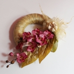 Wianek nagrobny; s�oma, sztuczne kwiaty, dodatki