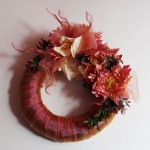 Wianek nagrobny; s�oma, sztuczne kwiaty, dodatki