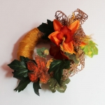 Wianek nagrobny; s�oma, sztuczne kwiaty, dodatki