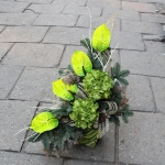 Wi�zanka nagrobna; sztuczne kwiaty, �ywy stroisz jod�owy, dodatki
