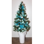 Sztuczna choinka z ozdobami; szklane bombki, drewniane zawieszki, organza, siatka dekoracyjna, lampki LED na baterie, futerko