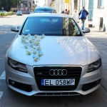 Dekoracja bia�ego Audi; eustoma, gips�wka, ozdobne zawijasy z drutu aluminiowego - do kompletu z bukietem WIELKI B��KIT