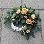 Wianek nagrobny; �ywa jod�a, sztuczne kwiaty