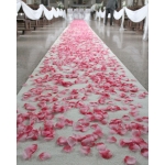 Bia�y dywan z p�atkami r�