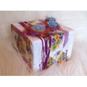 Prezent urodzinowy; papier drukowany, sizal, rafia, r�yczki, koraliki