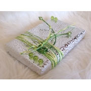 Prezent urodzinowy; papier metalizowany, papierowy sznurek, drut, koraliki