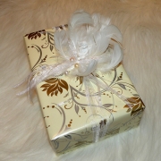 Prezent komunijny; papier metalizowany, tasiemka szyfonowa, pi�rka, ceramiczny anio�ek